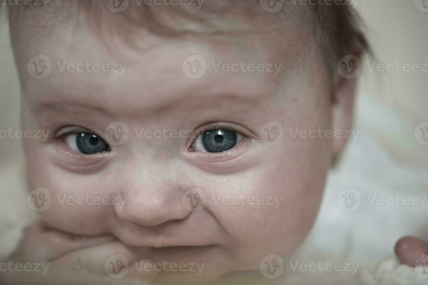 heureux nouveau-né petit bébé souriant photo