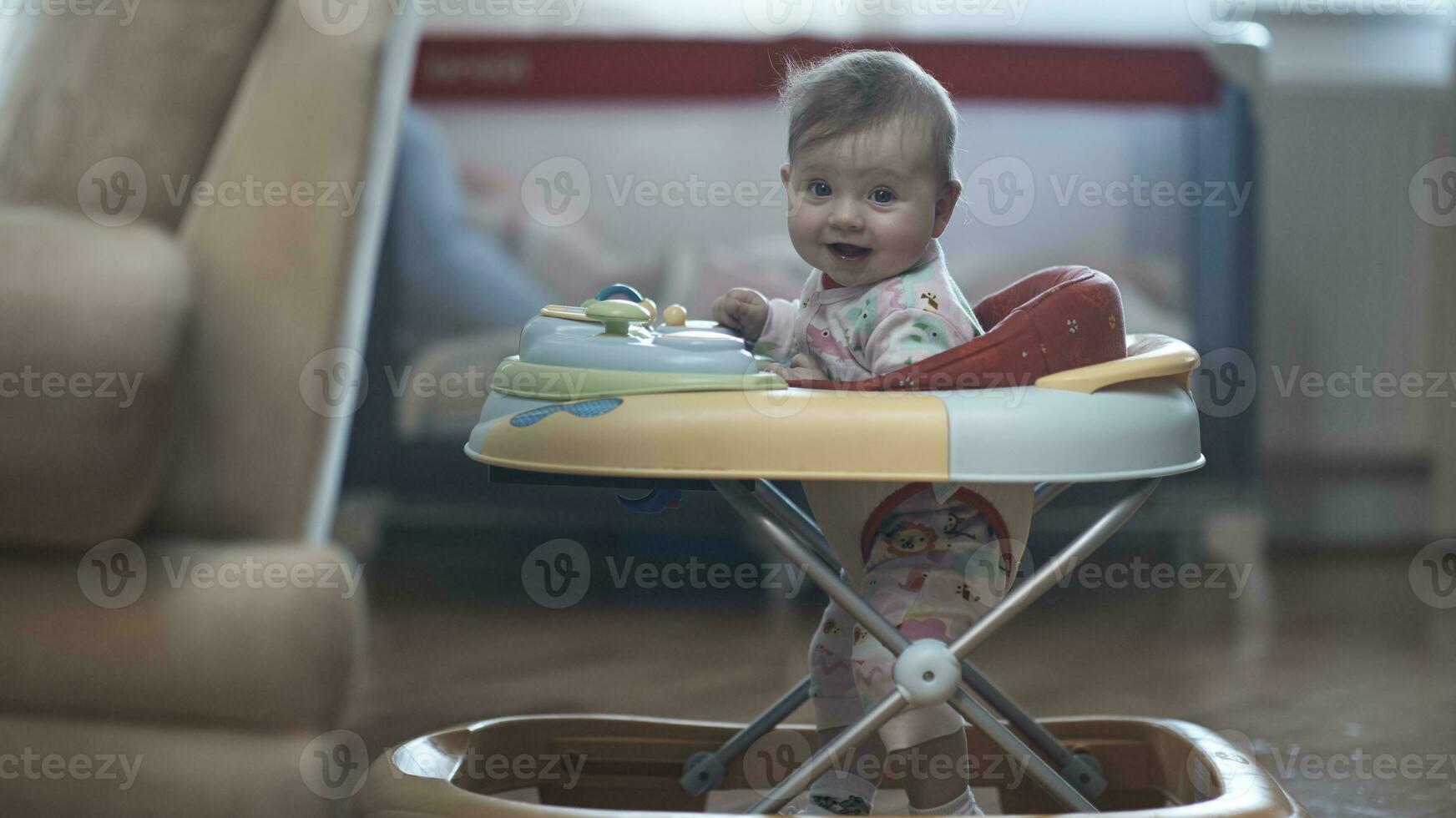 bébé apprend à marcher dans un trotteur photo