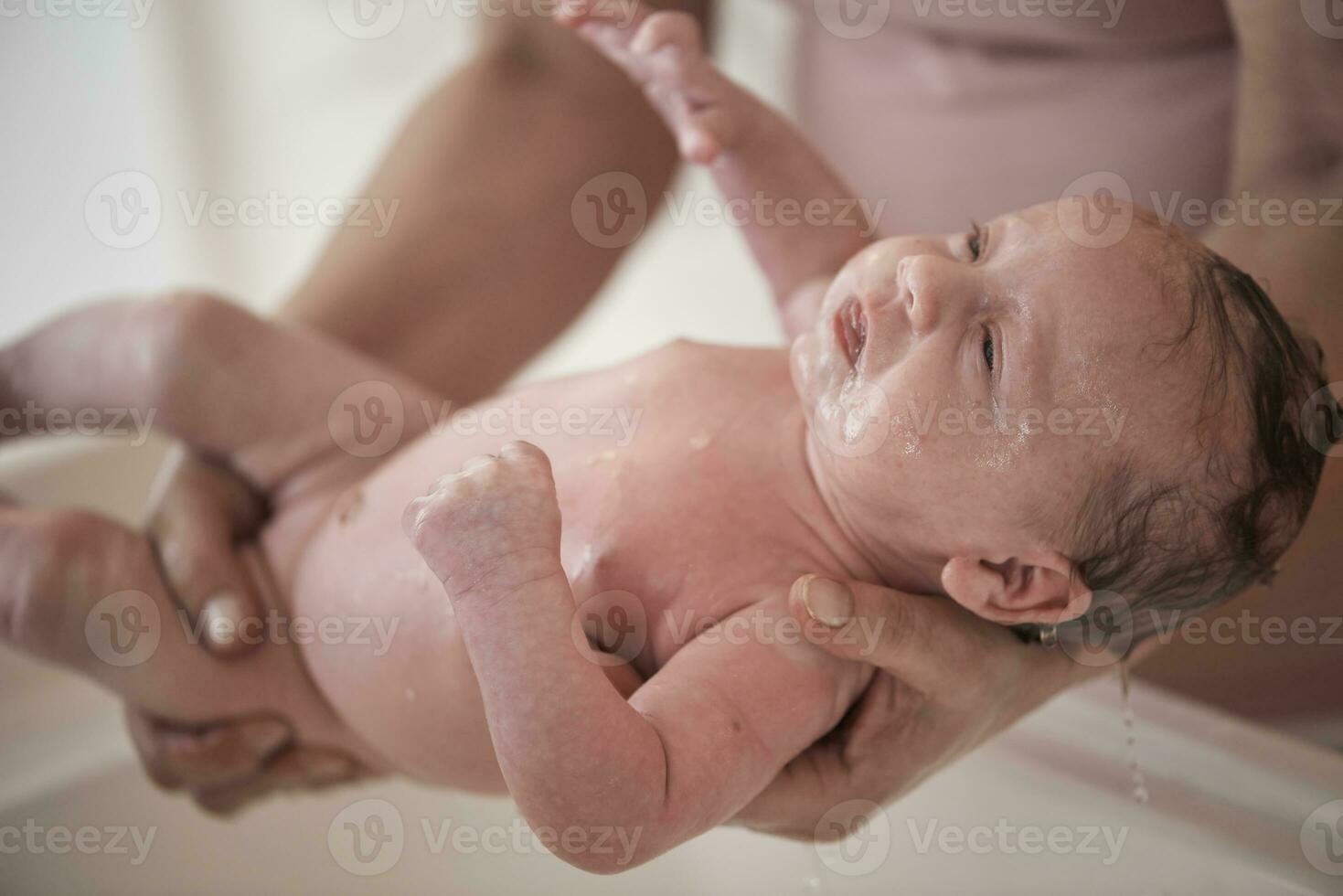 petite fille nouveau-née prenant un bain photo