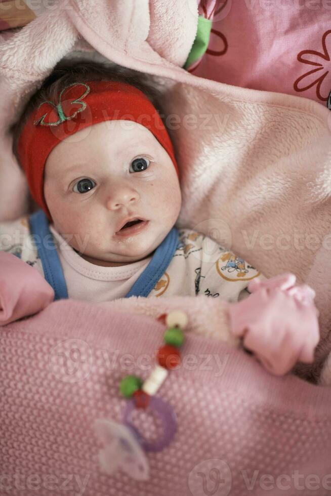 heureux nouveau-né petit bébé souriant photo