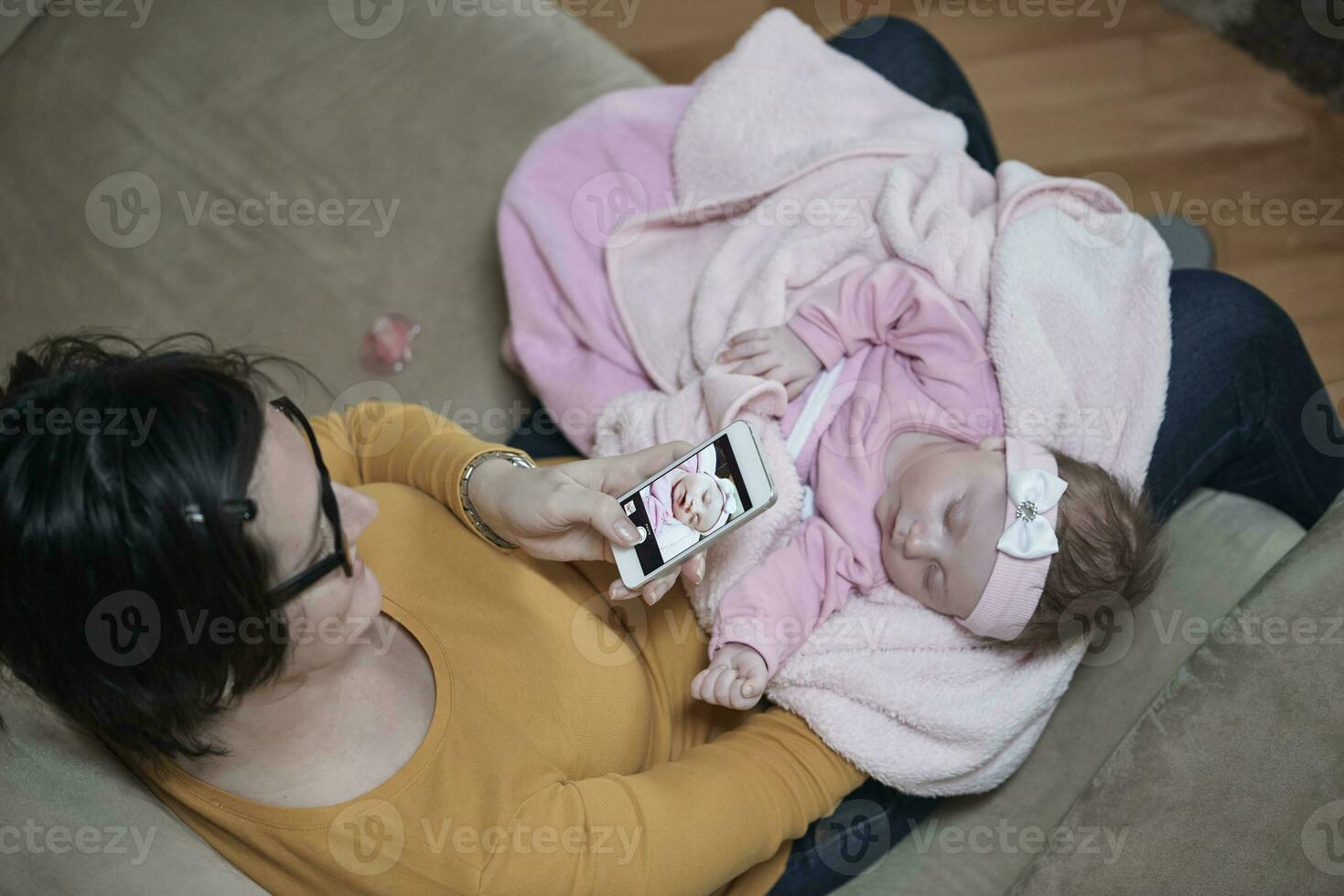 mère joue avec bébé à la maison photo