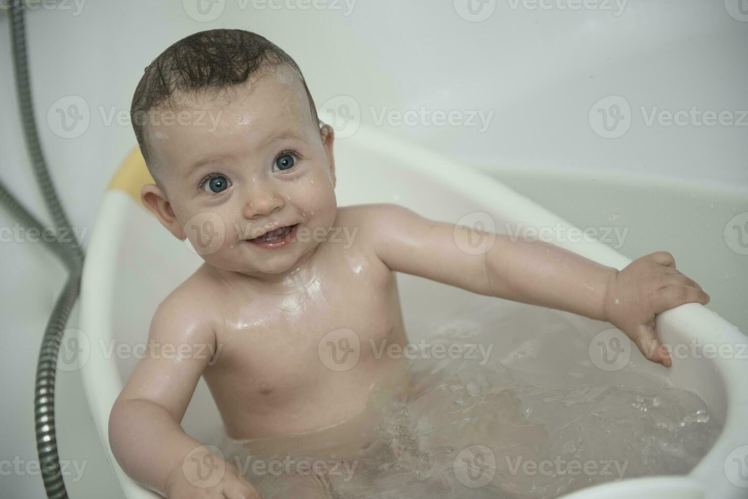 jolie petite fille prenant un bain photo