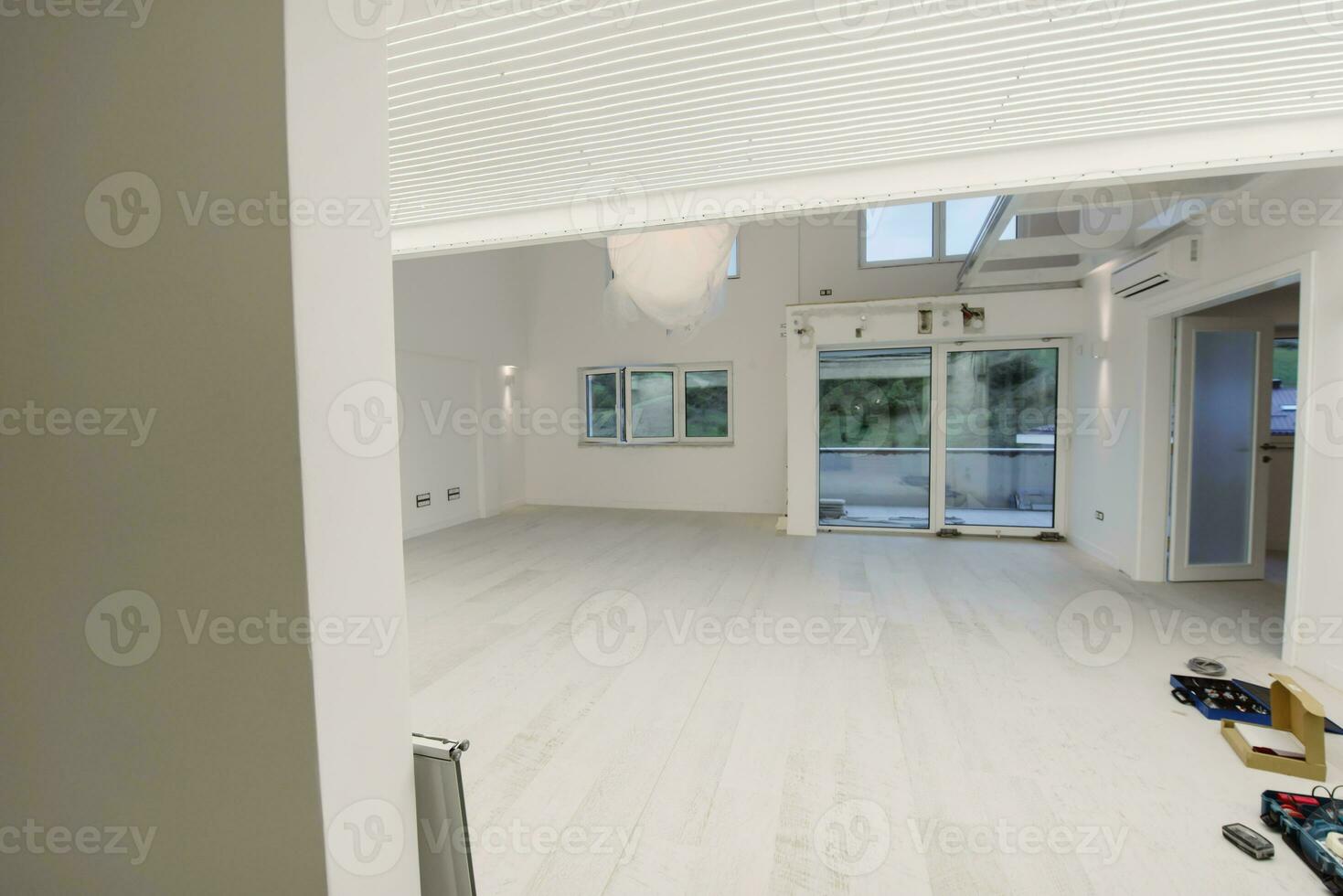 intérieur d'un appartement à deux niveaux à espace ouvert moderne et élégant vide photo