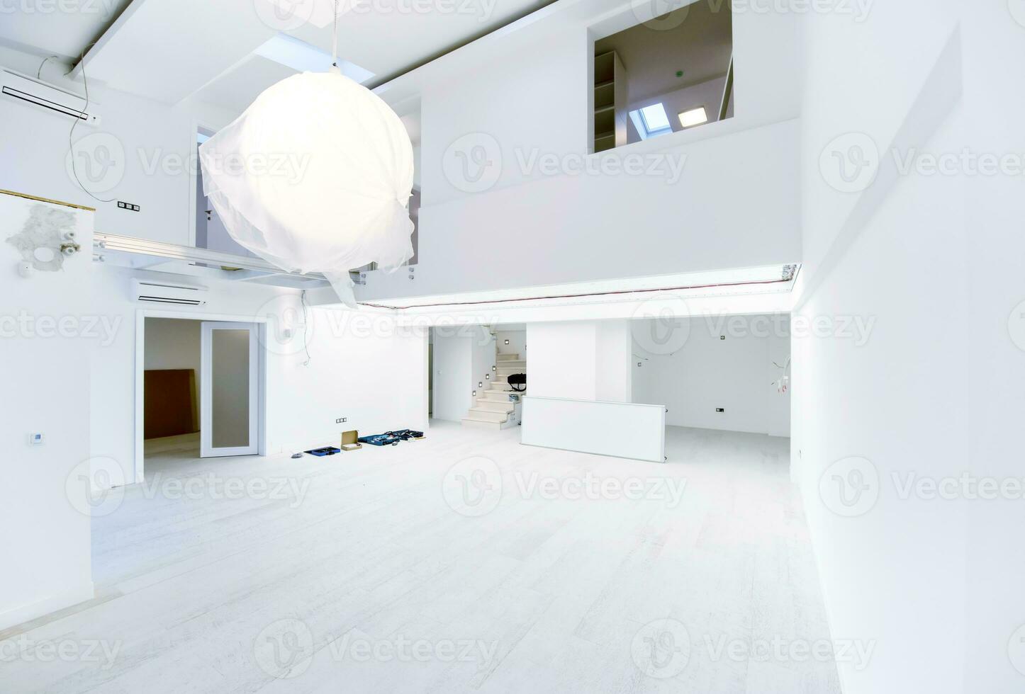 intérieur d'un appartement à deux niveaux à espace ouvert moderne et élégant vide photo