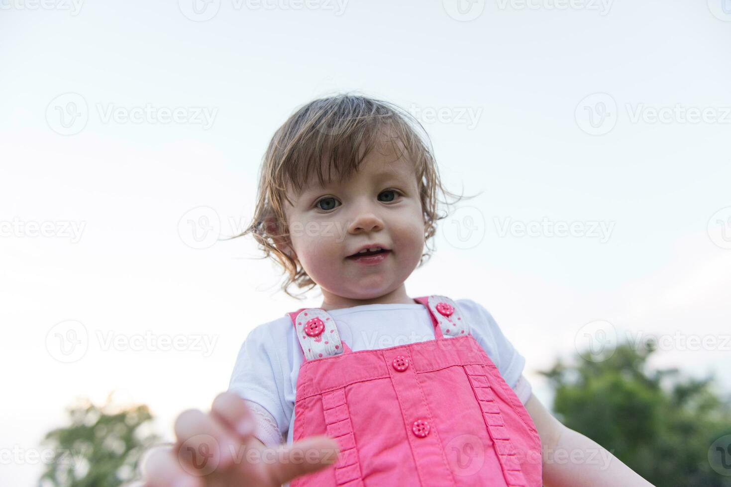 petite fille passe du temps dans le jardin photo