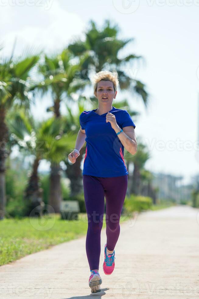 jeune coureuse s'entraînant pour le marathon photo