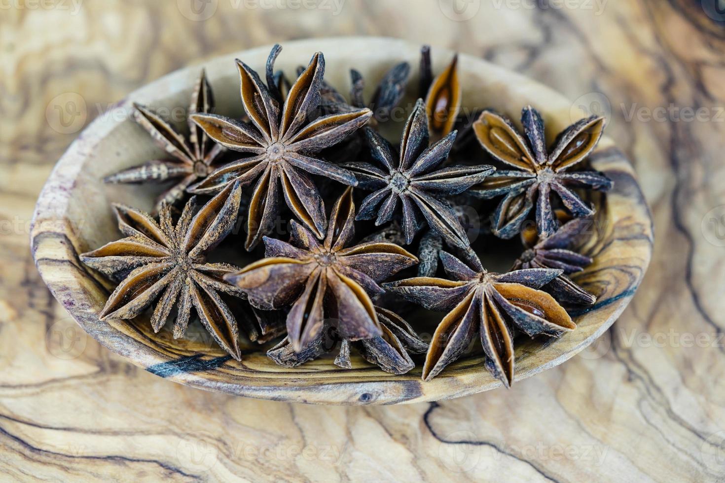 étoiles d'anis brun sur bois d'olivier photo
