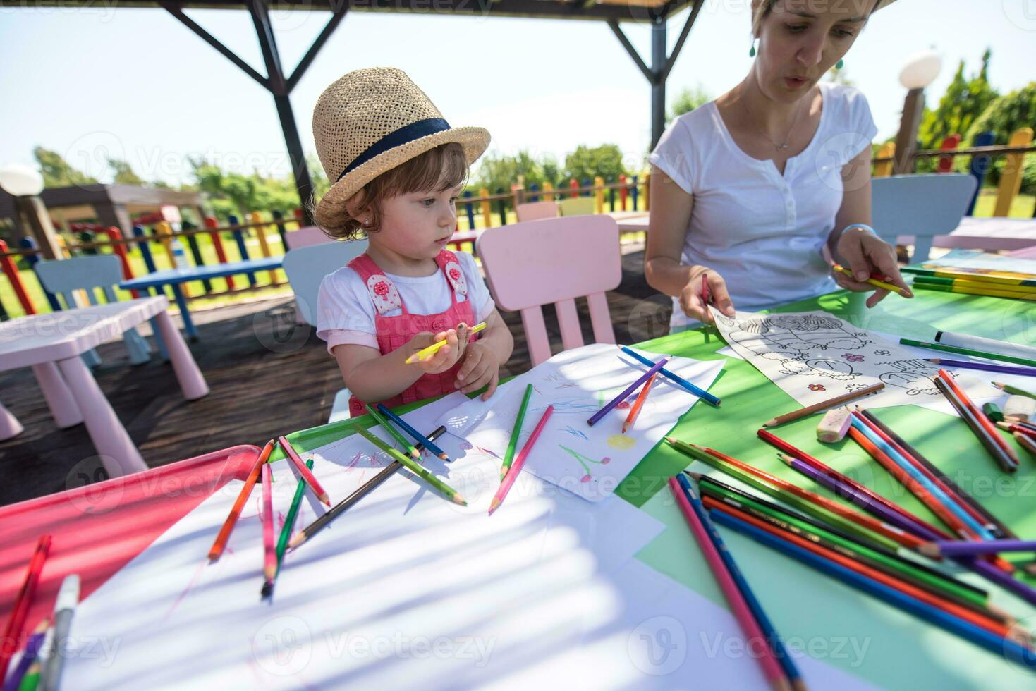 maman et petite fille dessinant des images colorées photo