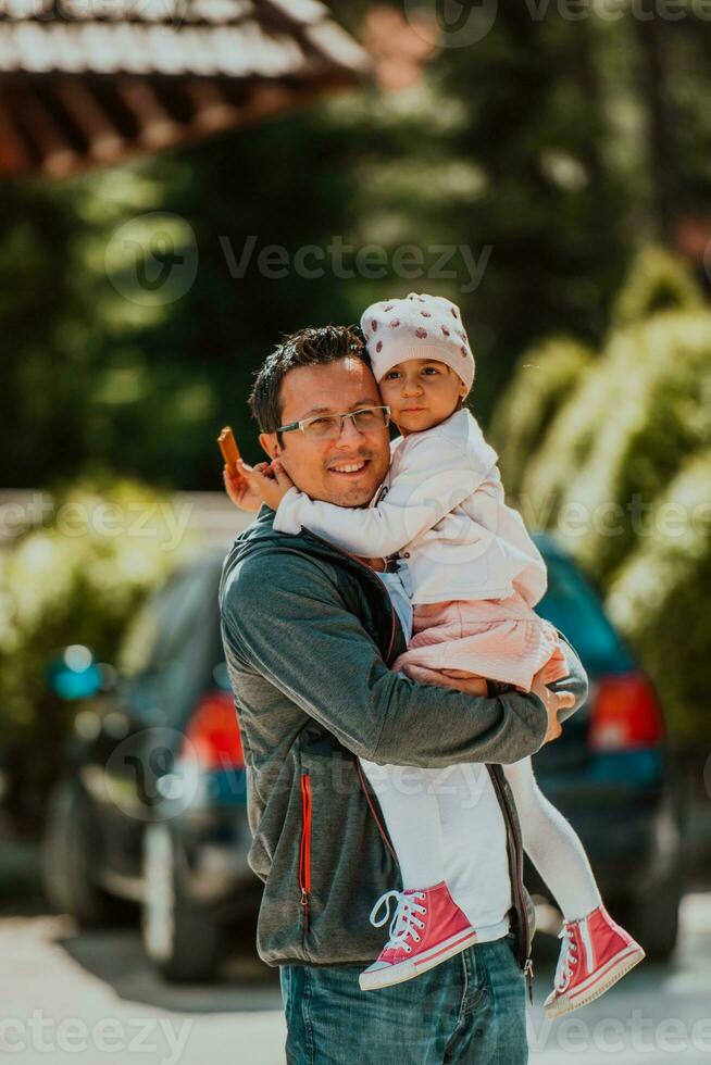 famille temps dans le parc. père avoir amusement avec le sien fille dans le parc, en jouant amusement Jeux et dépenses temps ensemble photo