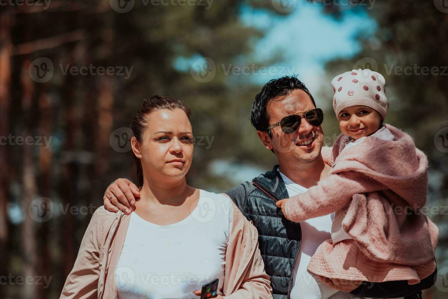 famille amusement dans le parc. content famille dépenses temps dans parc et en jouant avec leur fille photo