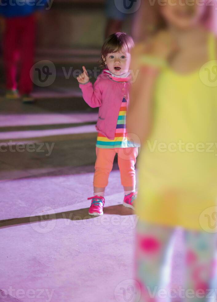 petite fille qui danse dans la discothèque pour enfants photo