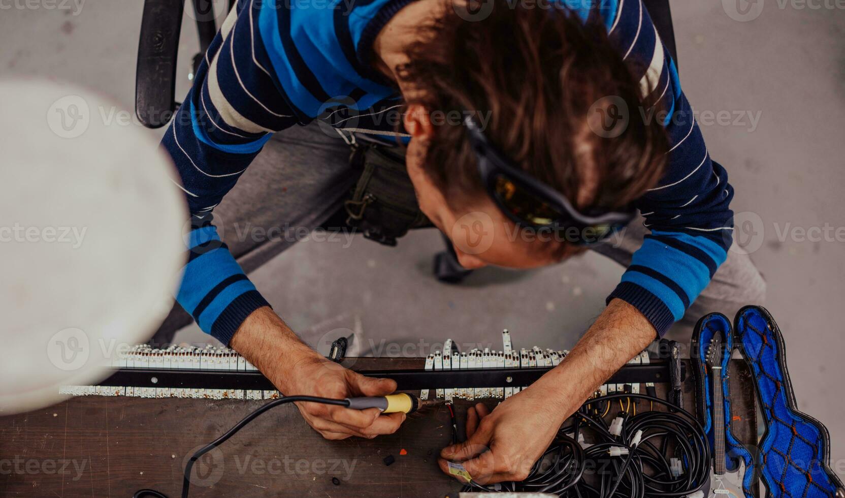 ouvrier industriel souder des câbles d'équipement de fabrication dans une usine. mise au point sélective photo