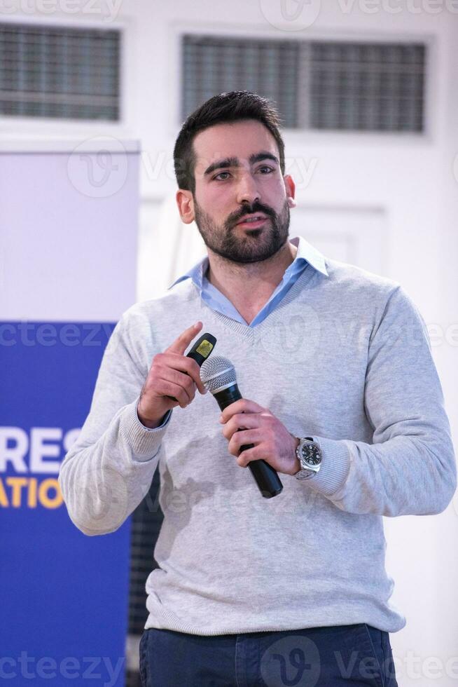 homme d'affaires donnant des présentations dans la salle de conférence photo