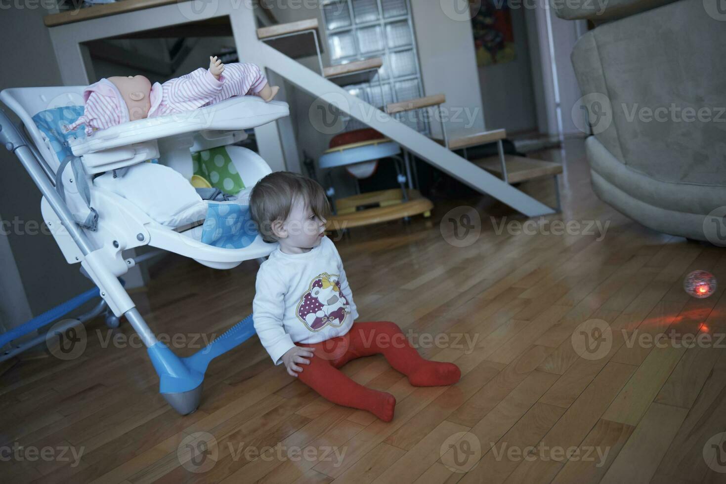 mignon petit bébé d'un an et faisant ses premiers pas photo