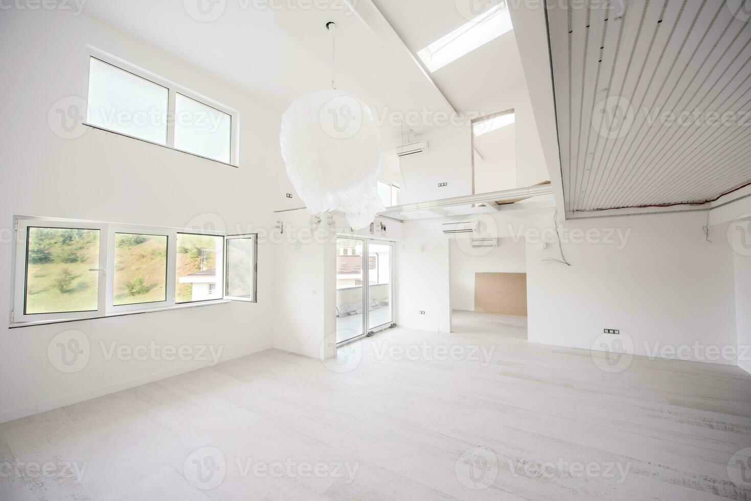 intérieur d'un appartement à deux niveaux à espace ouvert moderne et élégant vide photo