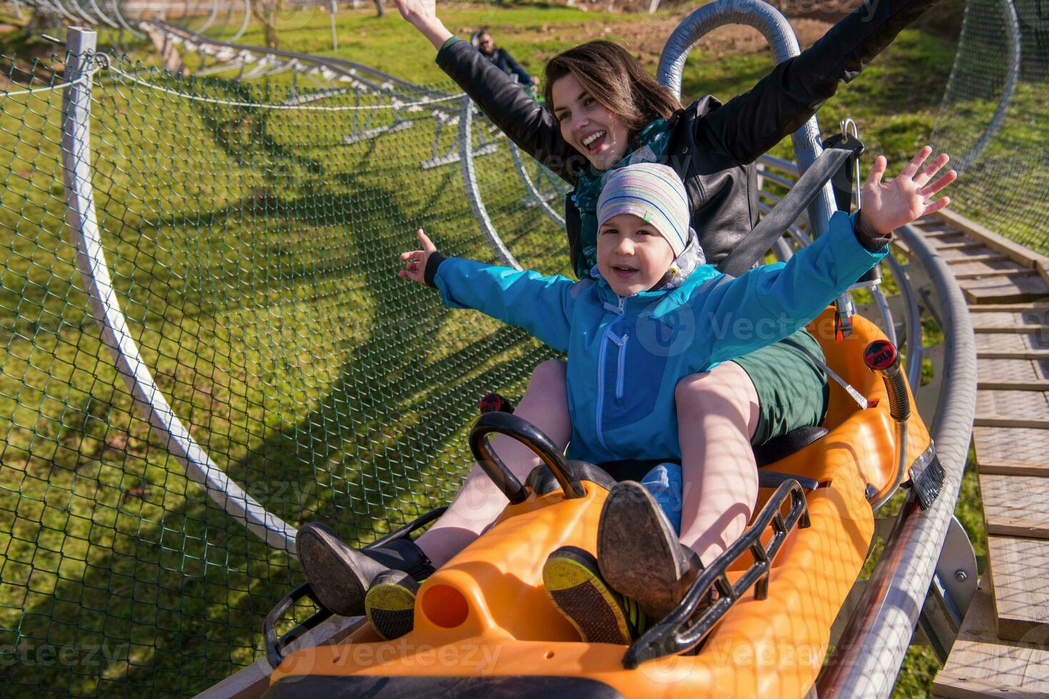 Jeune mère et fils conduite alpin Coaster photo