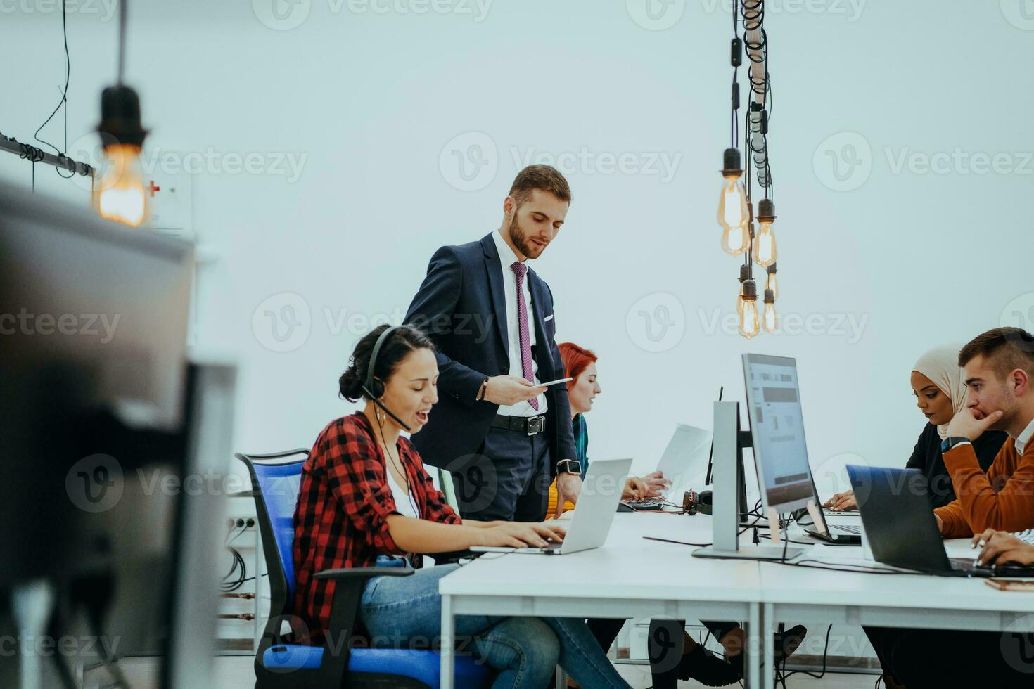 Multi-éthnique groupe de des employés travail dans une commercialisation entreprise. une groupe de collègues est travail sur une projet dans moderne des bureaux photo