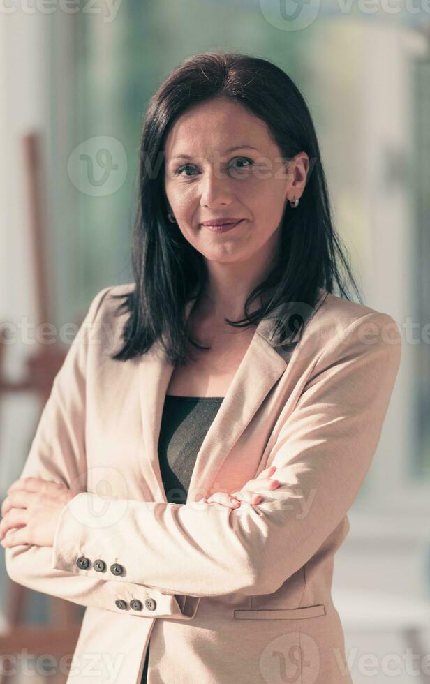 Jeune femme d'affaires souriant content avec bras franchi. sélectif concentrer photo