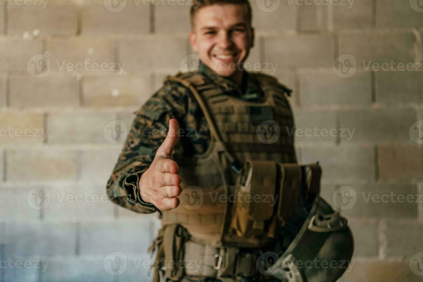 je choisir toi. une soldat avec un tendu main vers le caméra spectacles cette il choisit vous pour soutien et Partenariat dans guerre photo