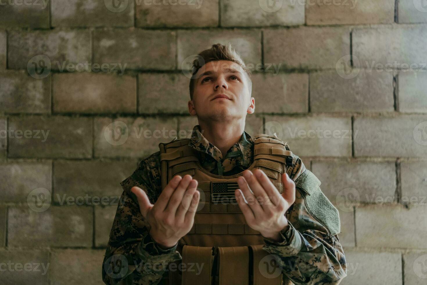 une musulman soldat de le spécial les forces prie à Dieu par élevage le sien mains et départs une prière photo