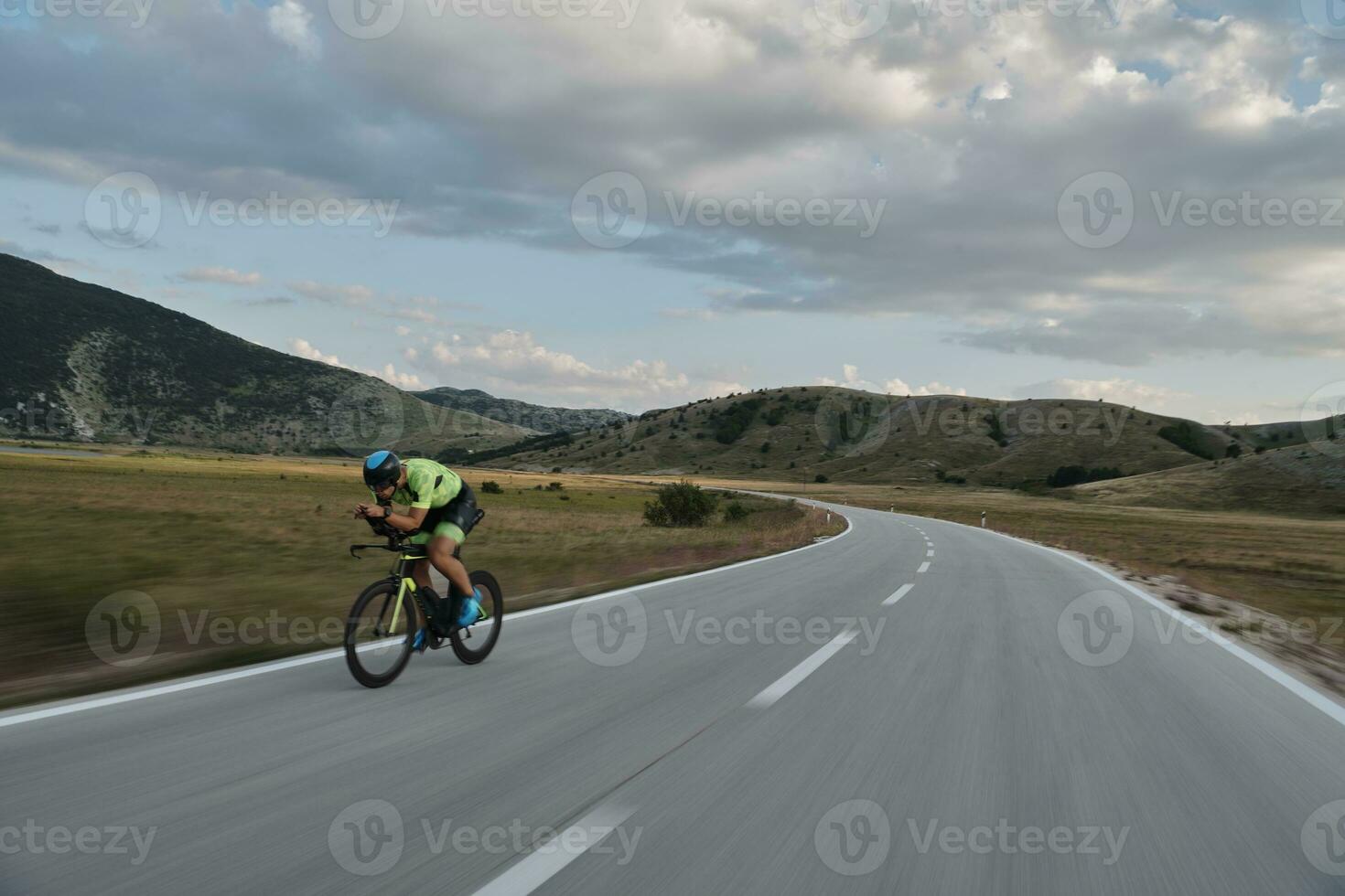 athlète de triathlon faisant du vélo photo