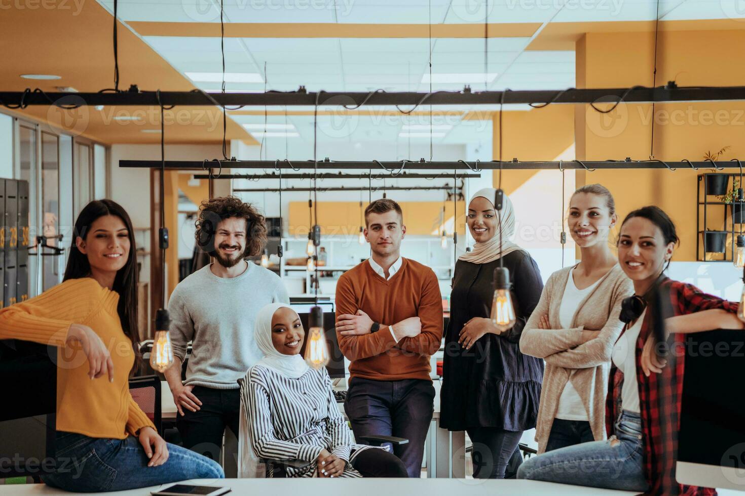 Multi-éthnique groupe de des employés travail dans une commercialisation entreprise. une groupe de collègues est travail sur une projet dans moderne des bureaux photo