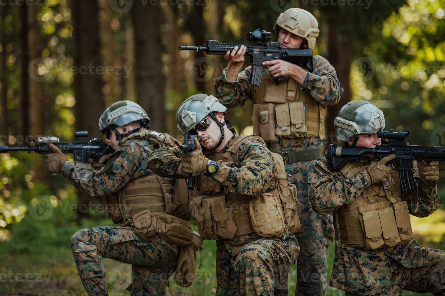 une groupe de moderne guerre soldats est combat une guerre dans dangereux éloigné forêt domaines. une groupe de soldats est combat sur le ennemi ligne avec moderne armes. le concept de guerre et militaire conflits photo