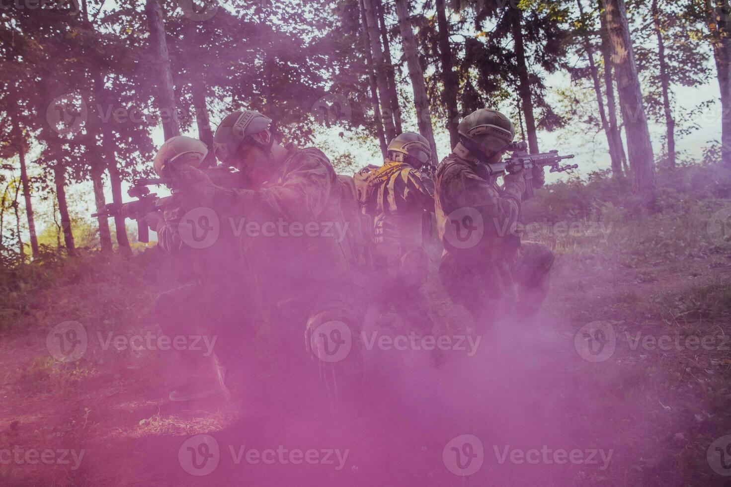 une groupe de moderne guerre soldats est combat une guerre dans dangereux éloigné forêt domaines. une groupe de soldats est combat sur le ennemi ligne avec moderne armes. le concept de guerre et militaire conflits photo