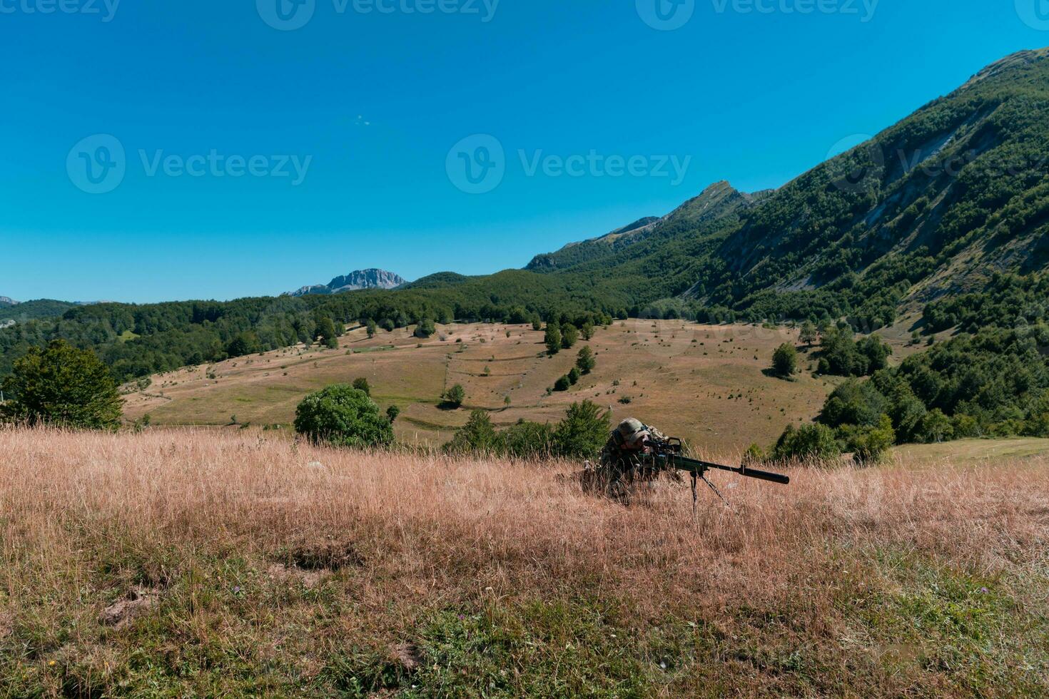 armée soldat en portant tireur d'élite fusil avec portée et visée dans forêt. guerre, armée, La technologie et gens concept photo