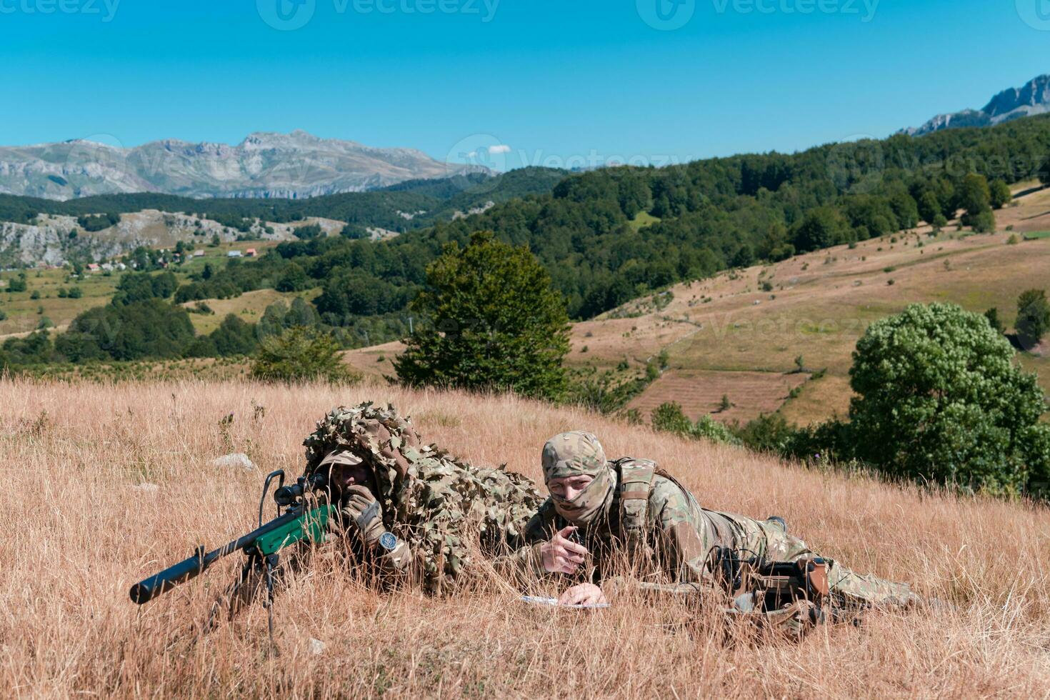 armée soldat en portant tireur d'élite fusil avec portée et visée dans forêt. guerre, armée, La technologie et gens concept photo