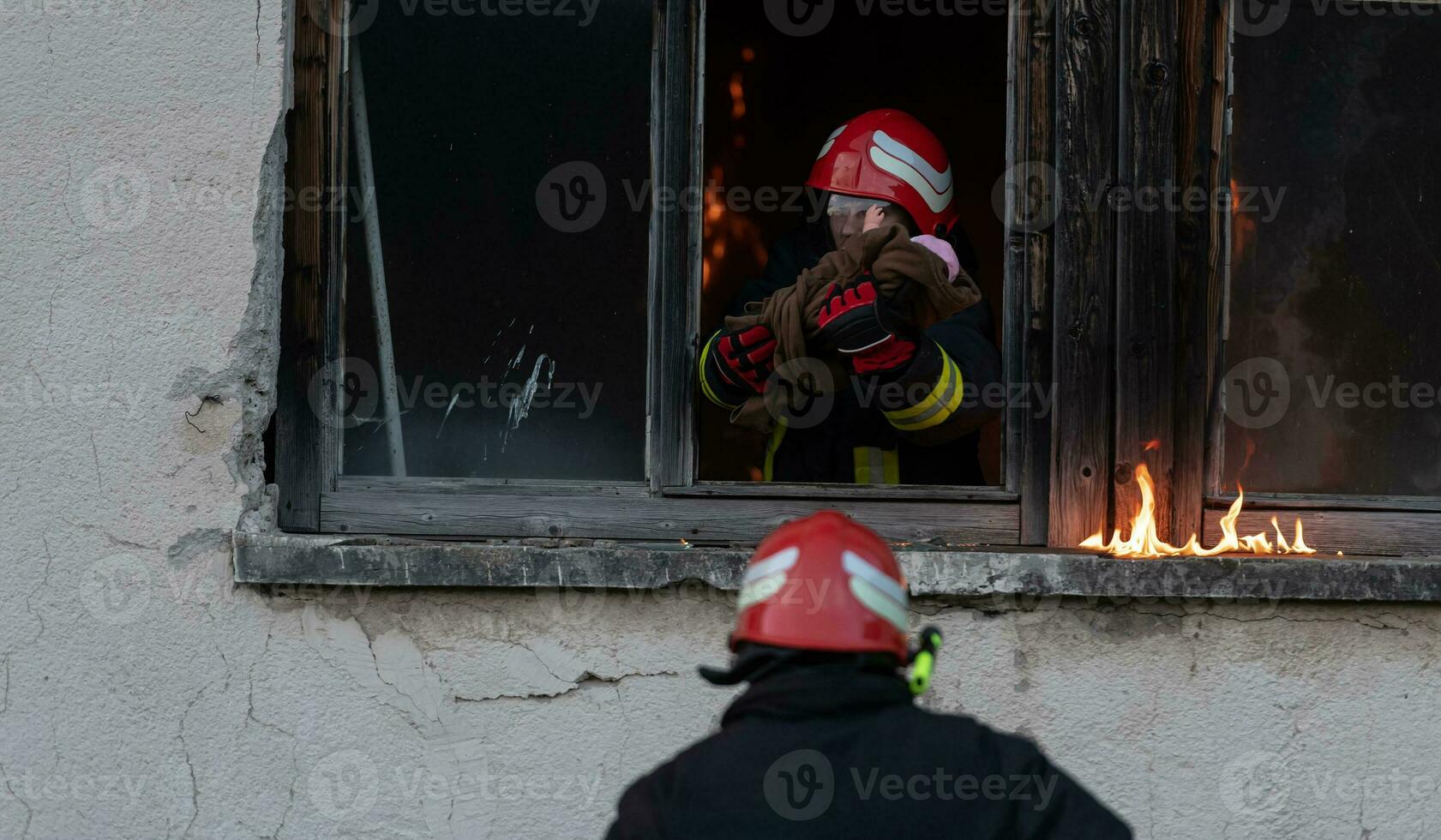 sapeur pompier héros porter bébé fille en dehors de brûlant bâtiment zone de Feu incident. porter secours gens de dangereux endroit photo