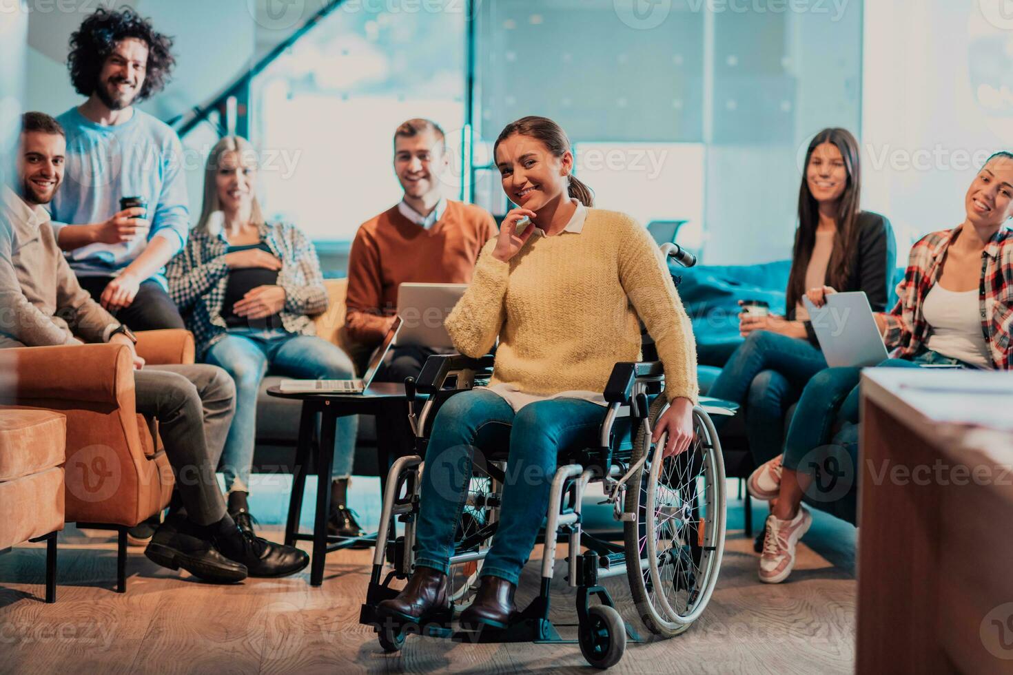 femme d'affaires dans fauteuil roulant ayant affaires réunion avec équipe à moderne bureau. une groupe de Jeune pigistes se mettre d'accord sur Nouveau en ligne affaires projets photo