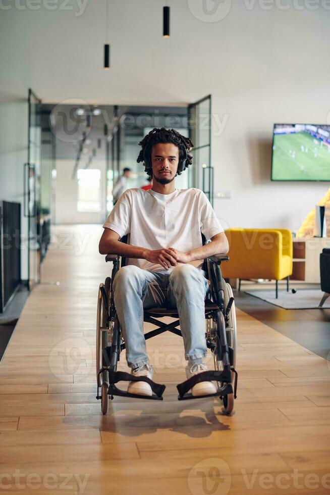 une homme d'affaire dans une fauteuil roulant occupe une couloir dans une moderne Commencez cotravail centre, incorporant inclusivité et détermination dans le affaires environnement photo