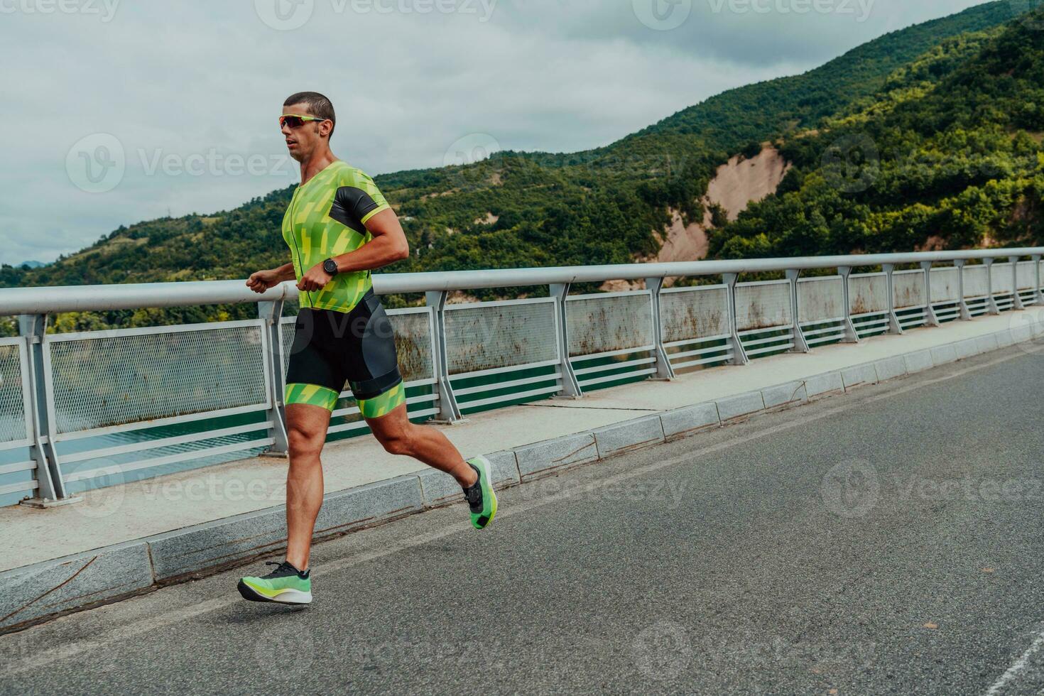 un athlète fonctionnement une marathon et en train de préparer pour le sien concours. photo de une marathon coureur fonctionnement dans un Urbain environnement