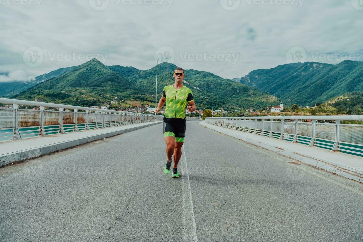 un athlète fonctionnement une marathon et en train de préparer pour le sien concours. photo de une marathon coureur fonctionnement dans un Urbain environnement