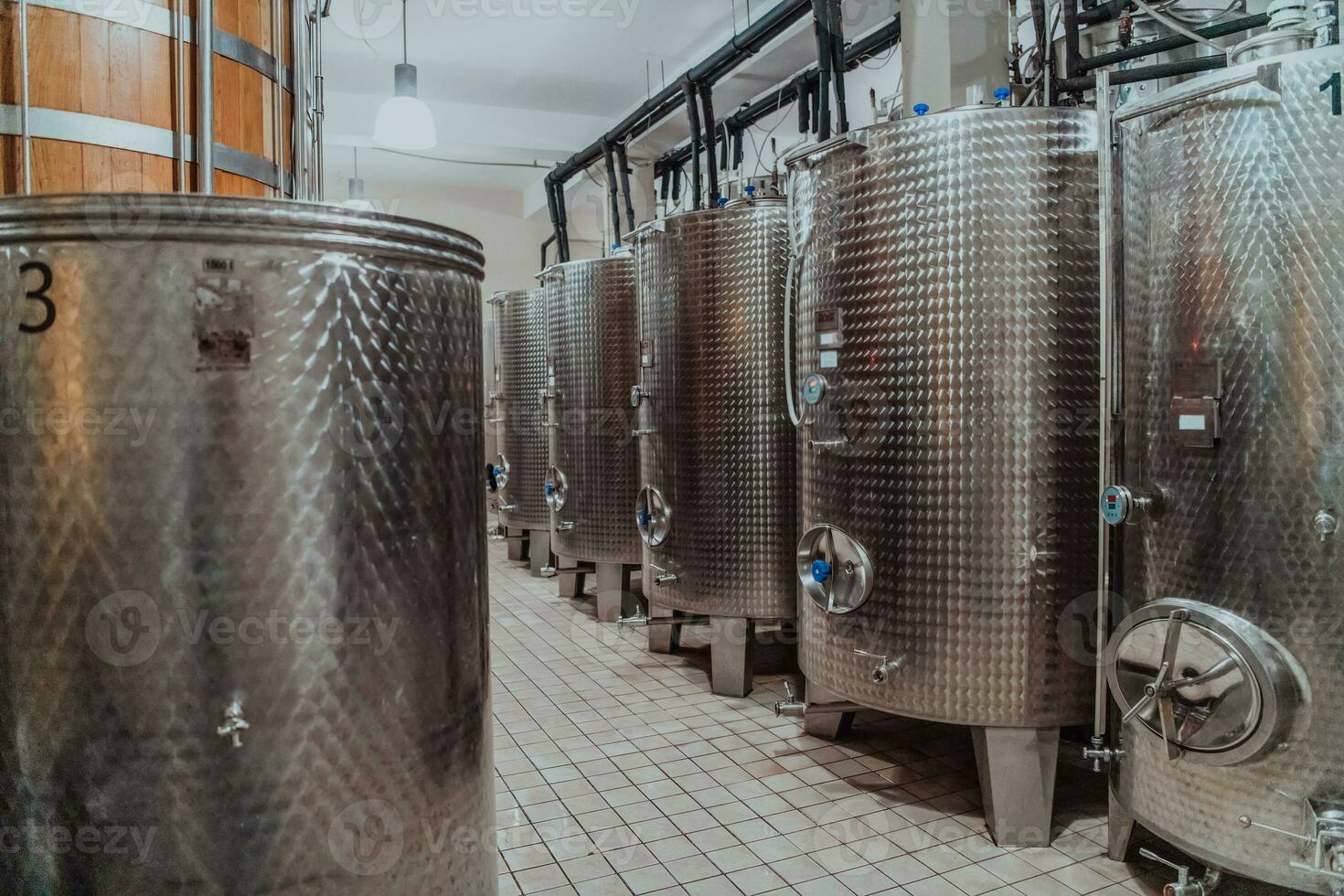 moderne du vin distillerie et Brasserie avec brasser bouilloires tuyaux et inoxydable acier réservoirs photo