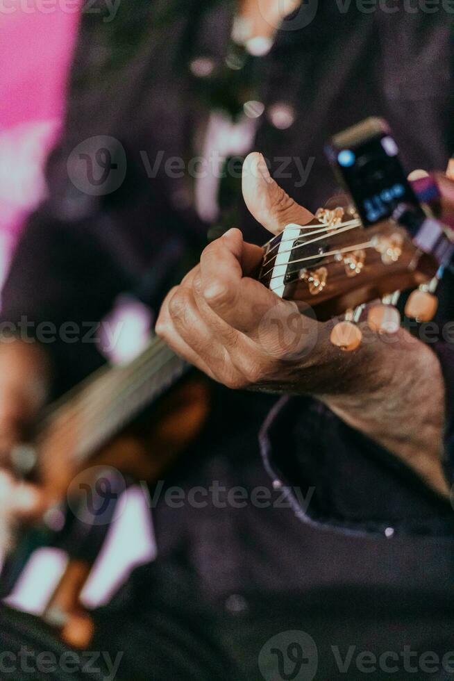 la fille s'est assise et a joué de la guitare sur le lit. 4890519 Photo de  stock chez Vecteezy