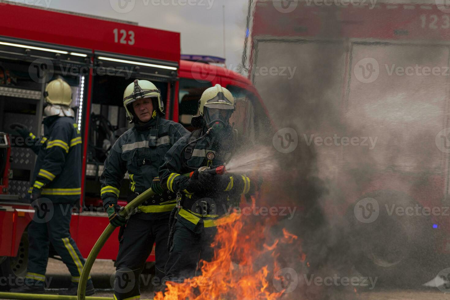 sapeurs pompiers bats toi le Feu flamme à contrôle Feu ne pas à diffusion dehors. sapeur pompier industriel et Publique sécurité concept. circulation ou voiture accident porter secours et Aidez-moi action. photo