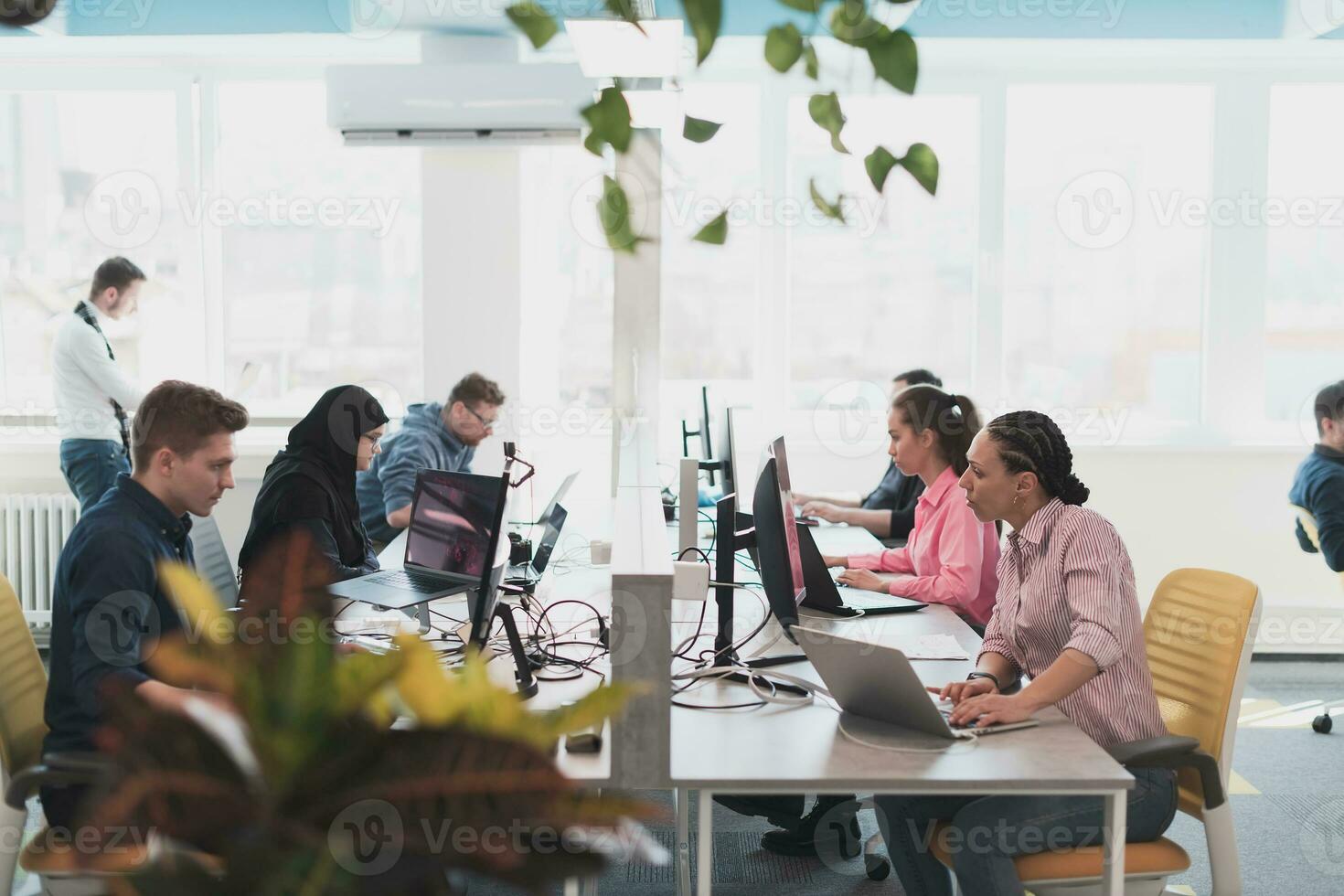 collaboratif processus de multiculturel qualifié Jeune affaires équipe pendant réflexion réunion dans bureau.diverse groupe de Jeune gens habillé dans formel porter coopérer sur développement conception projet photo