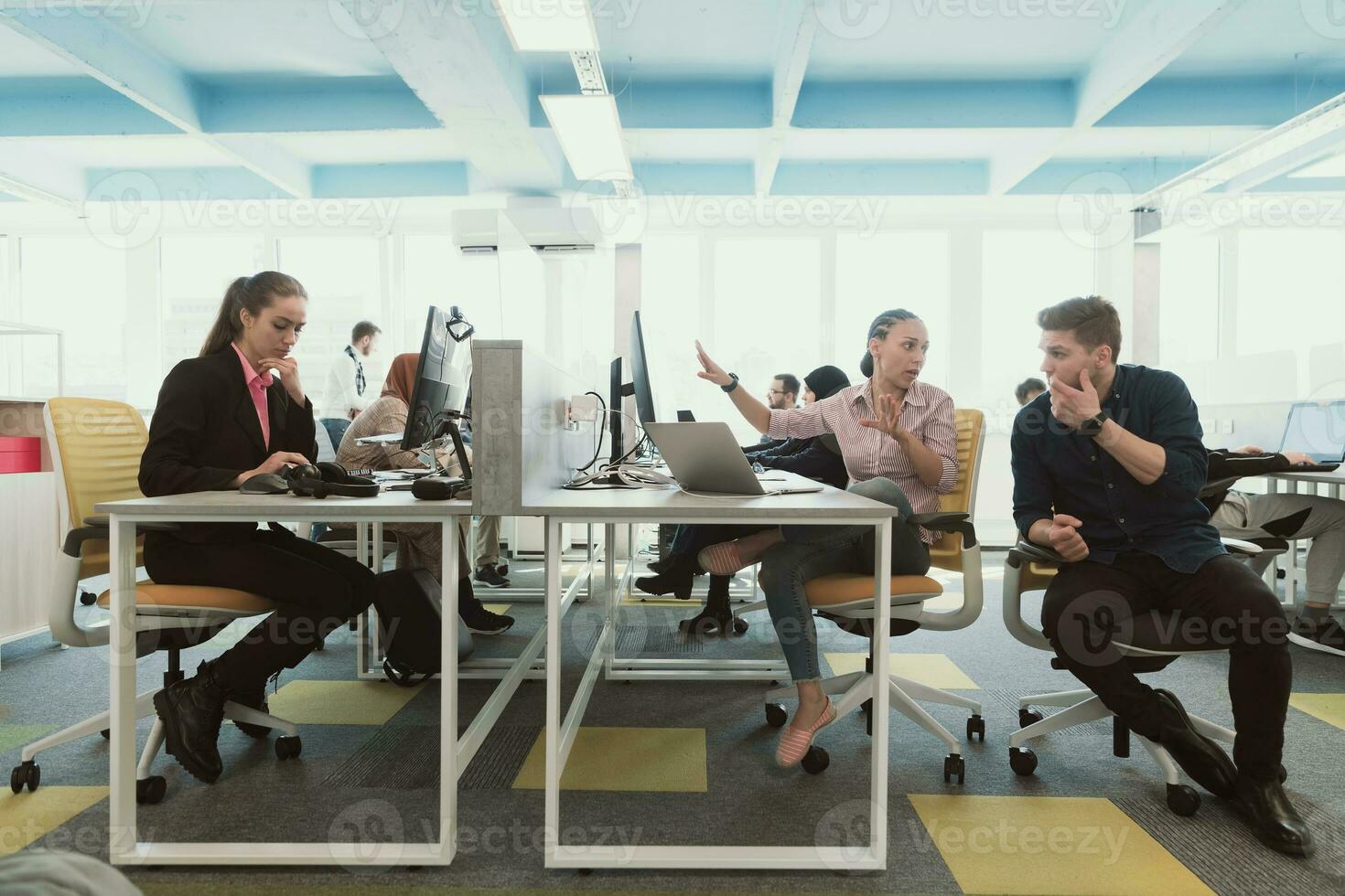 collaboratif processus de multiculturel qualifié Jeune affaires équipe pendant réflexion réunion dans bureau.diverse groupe de Jeune gens habillé dans formel porter coopérer sur développement conception projet. photo