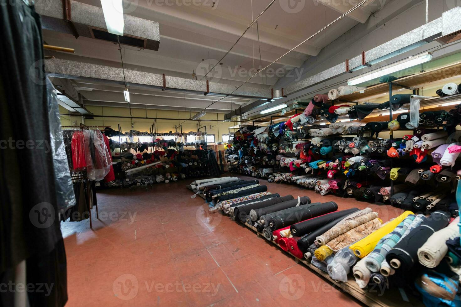 intérieur de un industriel entrepôt avec en tissu Rouleaux échantillons. petit affaires textile coloré entrepôt. photo