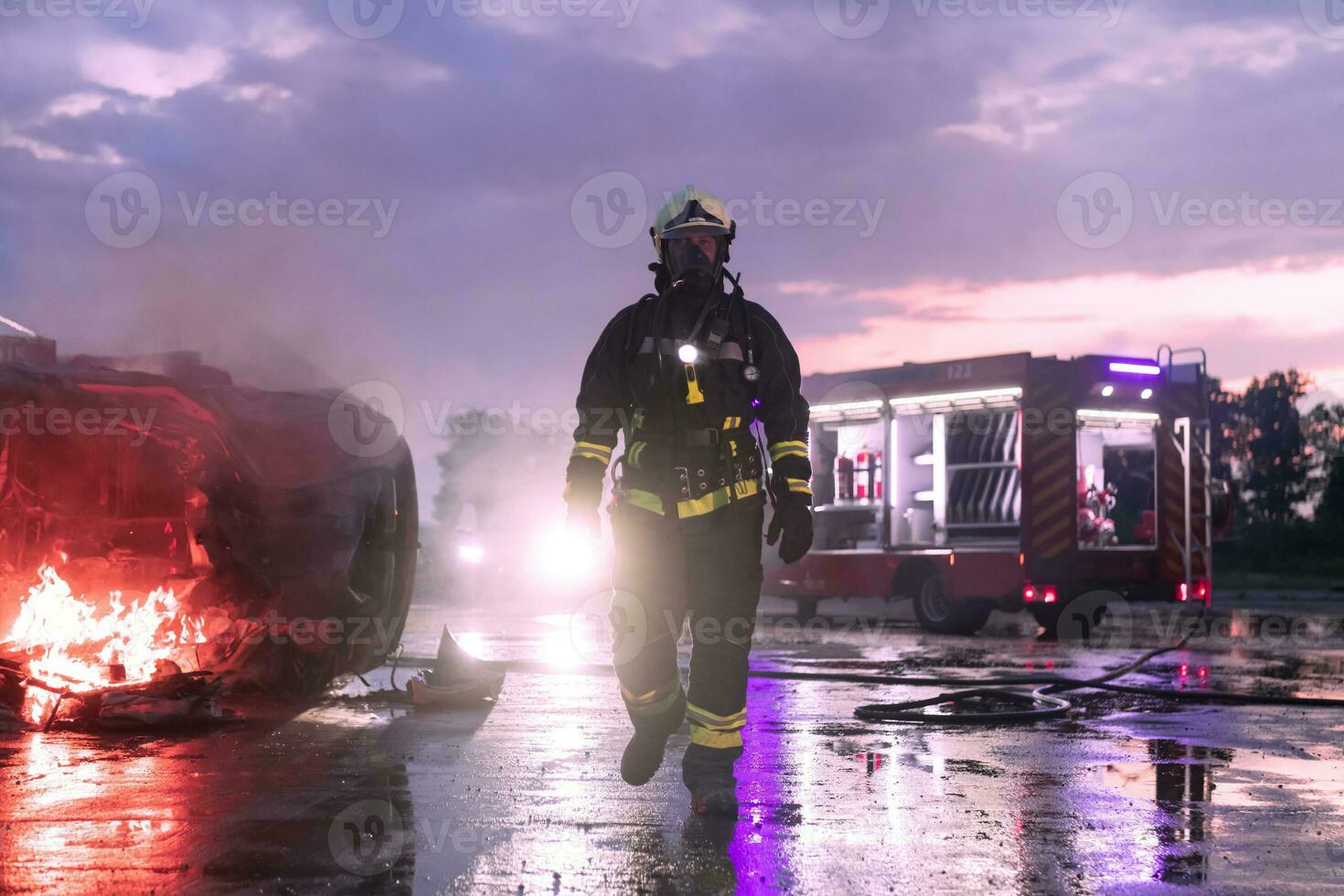 portrait de une héroïque pompier dans une protecteur costume. sapeur pompier dans Feu combat ou voiture accident porter secours opération dans crépuscule ou nuit. photo