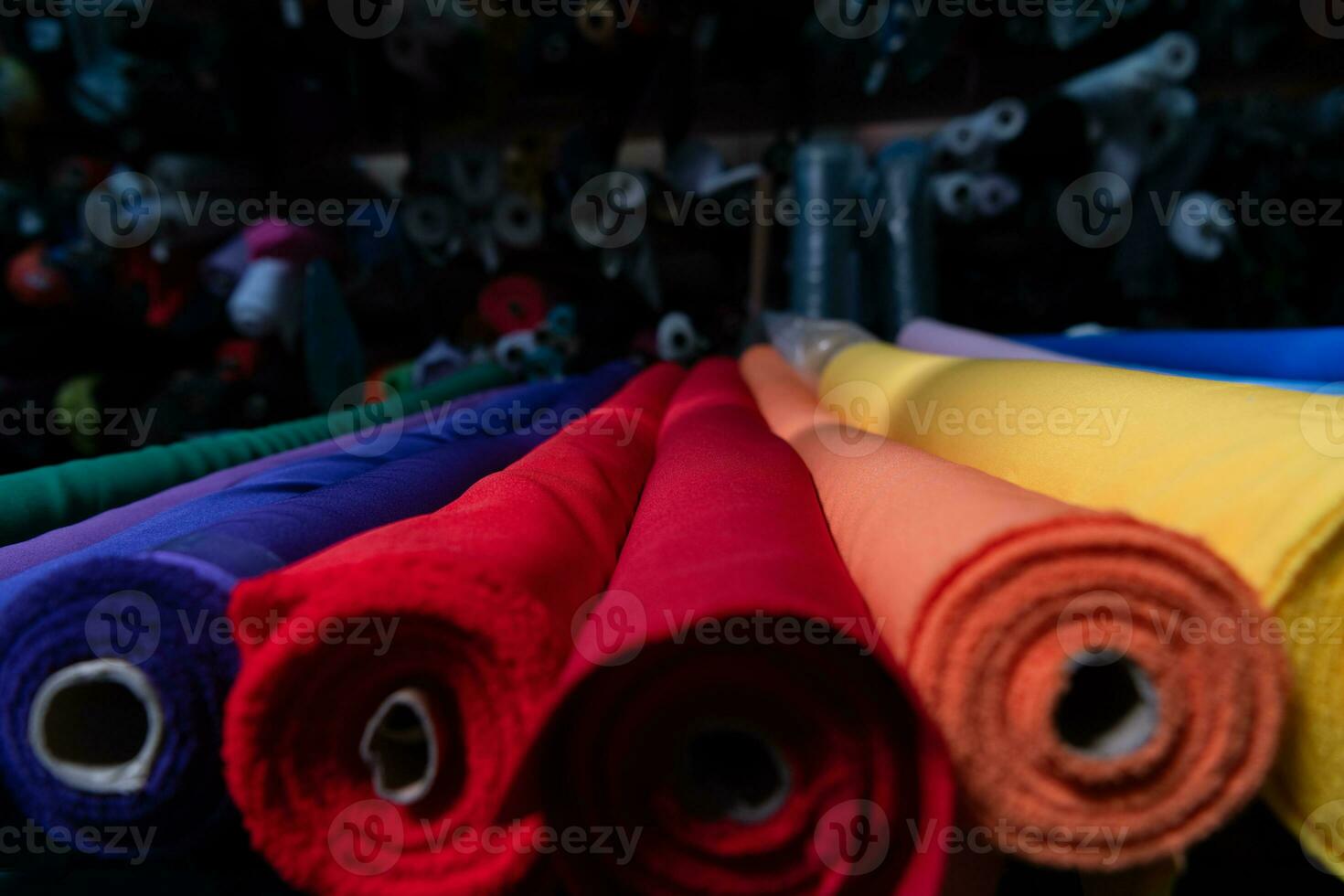 intérieur de un industriel entrepôt avec en tissu Rouleaux échantillons. petit affaires textile coloré entrepôt. photo