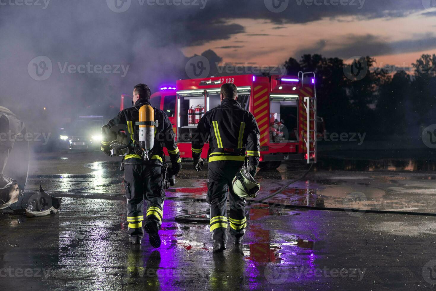 courageux sapeurs pompiers équipe en marchant à le caméra. dans Contexte ambulanciers et pompiers porter secours équipe bats toi Feu dans voiture accident, Assurance et enregistrer les peuples vies concept. photo