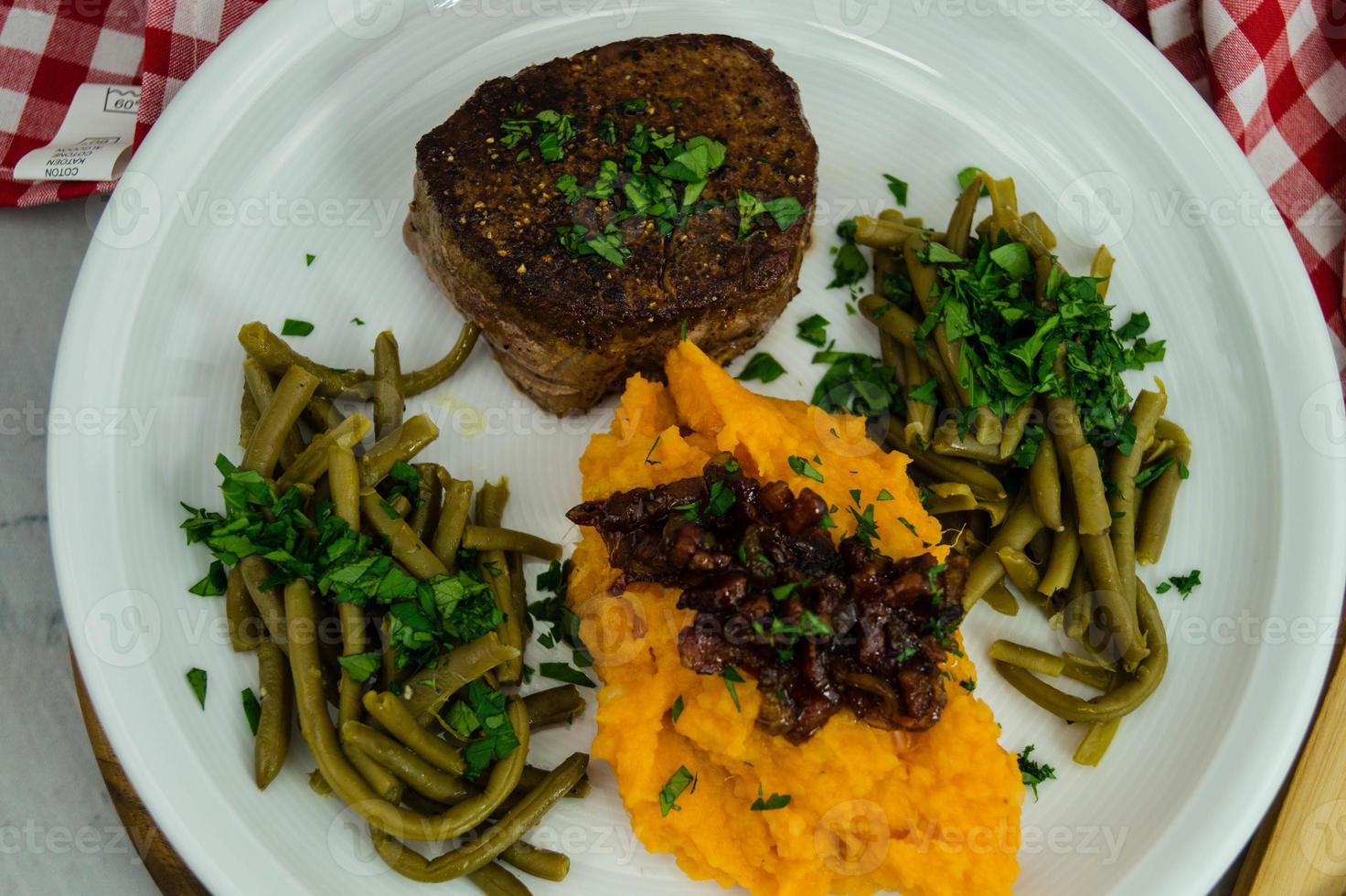 steak de filet frit avec purée de pommes de terre photo