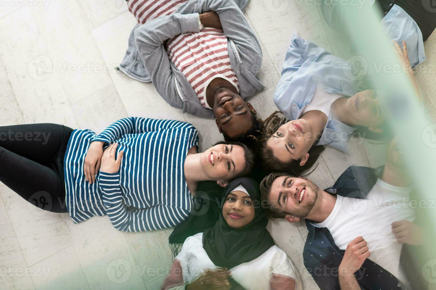 vue de dessus d'un groupe diversifié de personnes allongées sur le sol et symbolisant l'unité photo