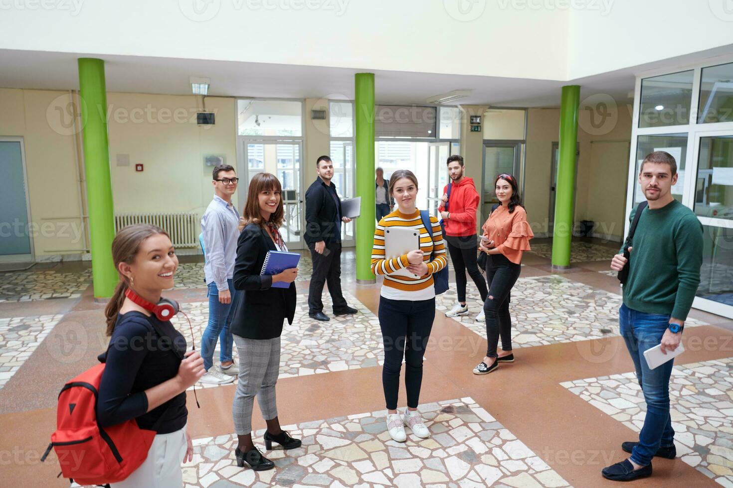 élèves dans écoles après une coronaire virus pandémie photo