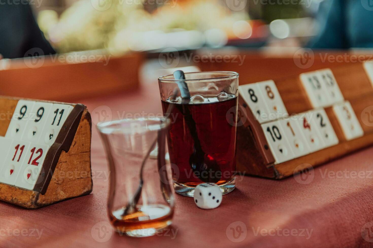 une groupe de Hommes boisson traditionnel turc thé et jouer une turc Jeu appelé bien photo
