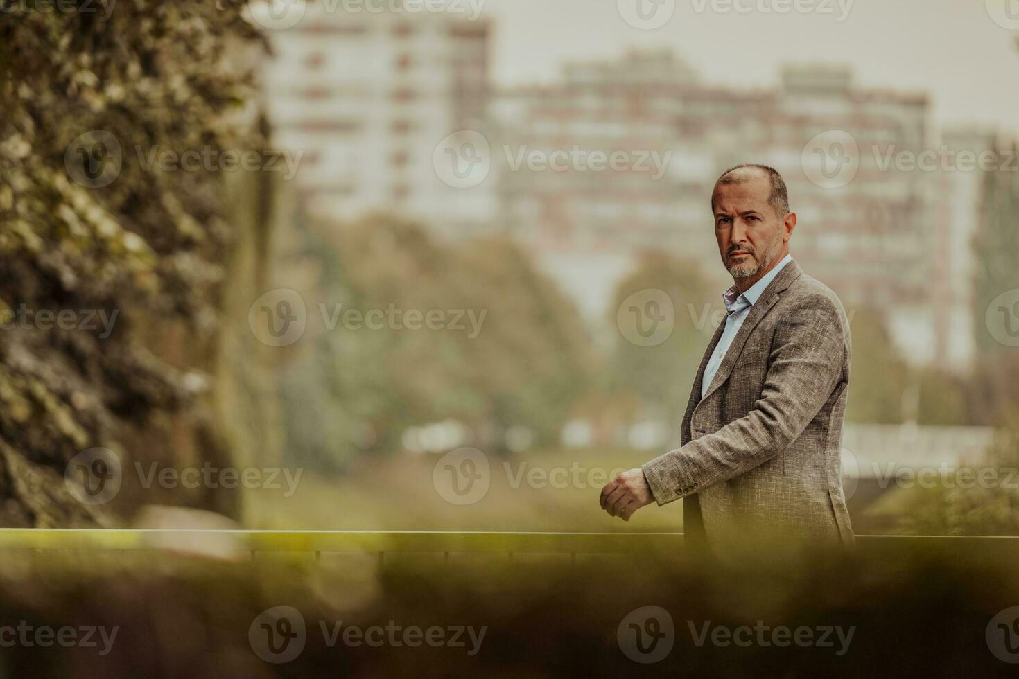 concentré homme d'affaire dans une costume en marchant dans le parc photo