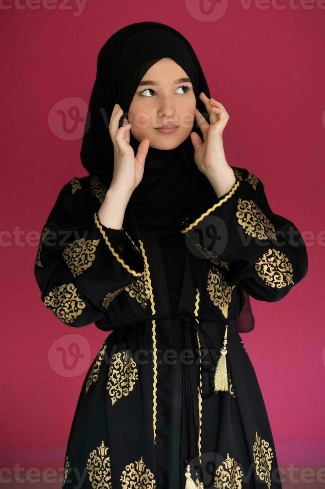 magnifique musulman femme dans à la mode robe avec hijab isolé sur moderne rouge Contexte représentant concept de moderne Islam et Ramadan kareem photo